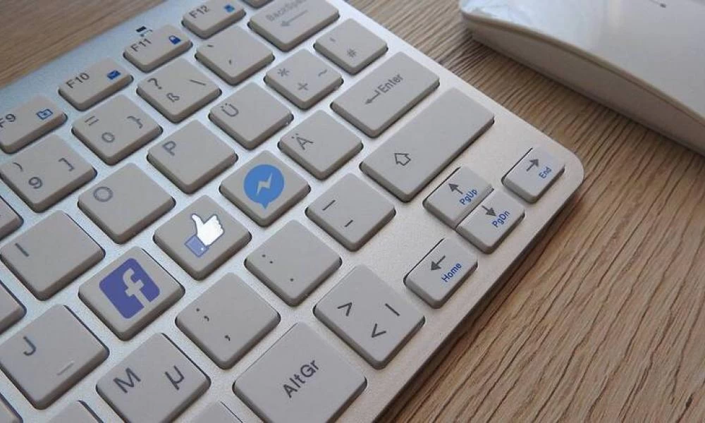 Πολιτικοί επενδύουν σε «πληρωμένα» like για την εικόνα τους